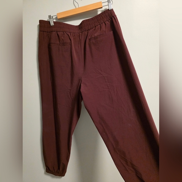 Banana Republic Airs Stretch Burgundy Joggers - Picture 6 of 6
